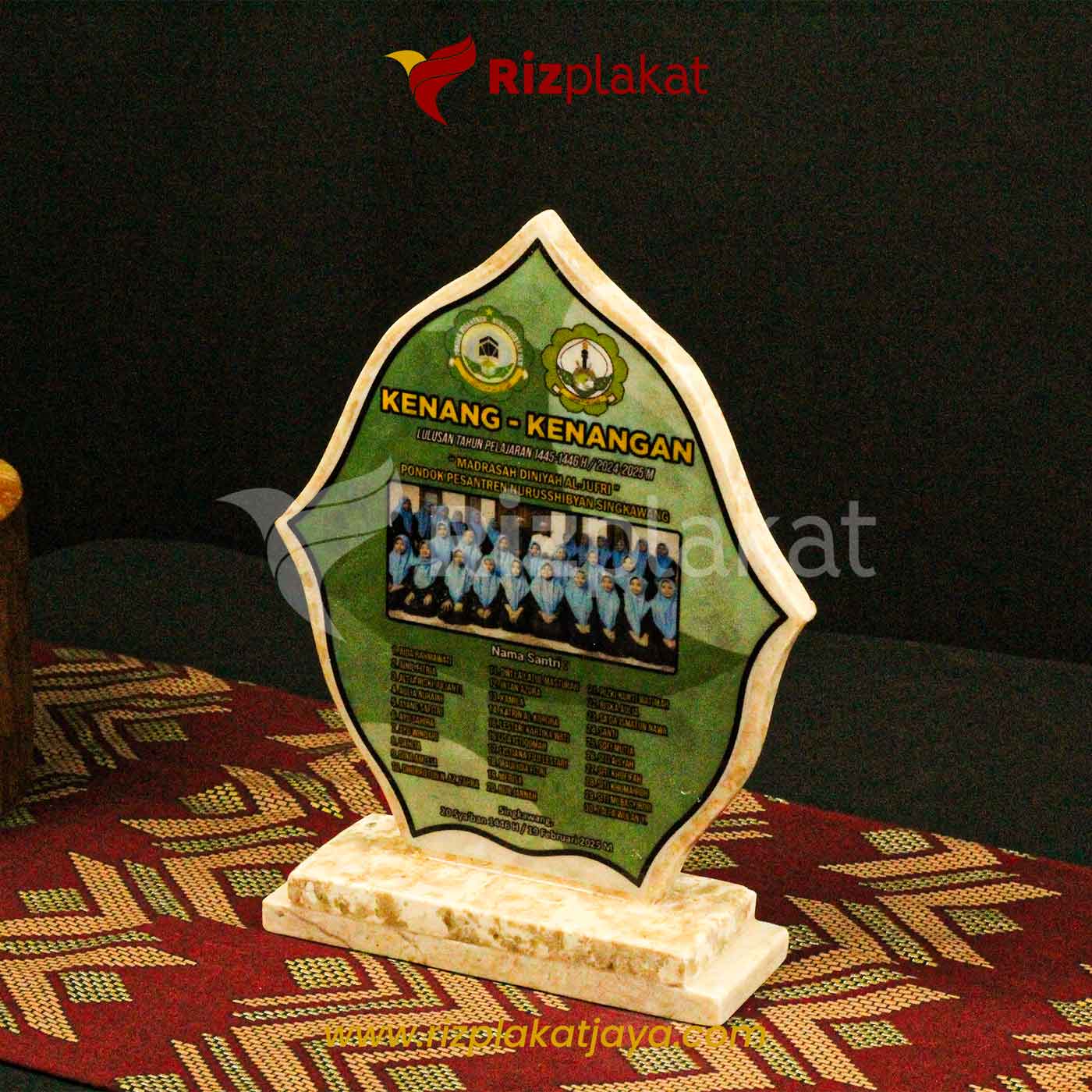 Plakat Kenang-Kenangan Marmer Custom β Souvenir Kelulusan & Wisuda Pesantren