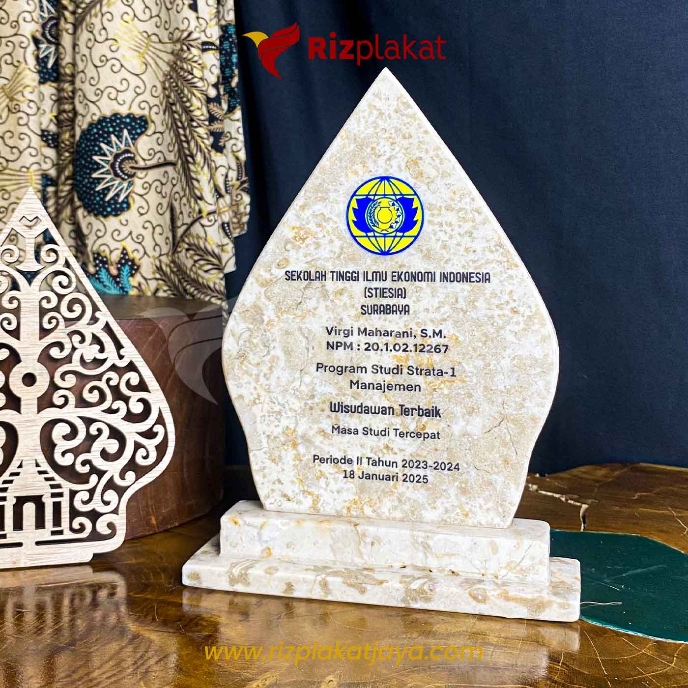 Plakat Wisuda Marmer Custom β Penghargaan Akademik Mahasiswa Berprestasi