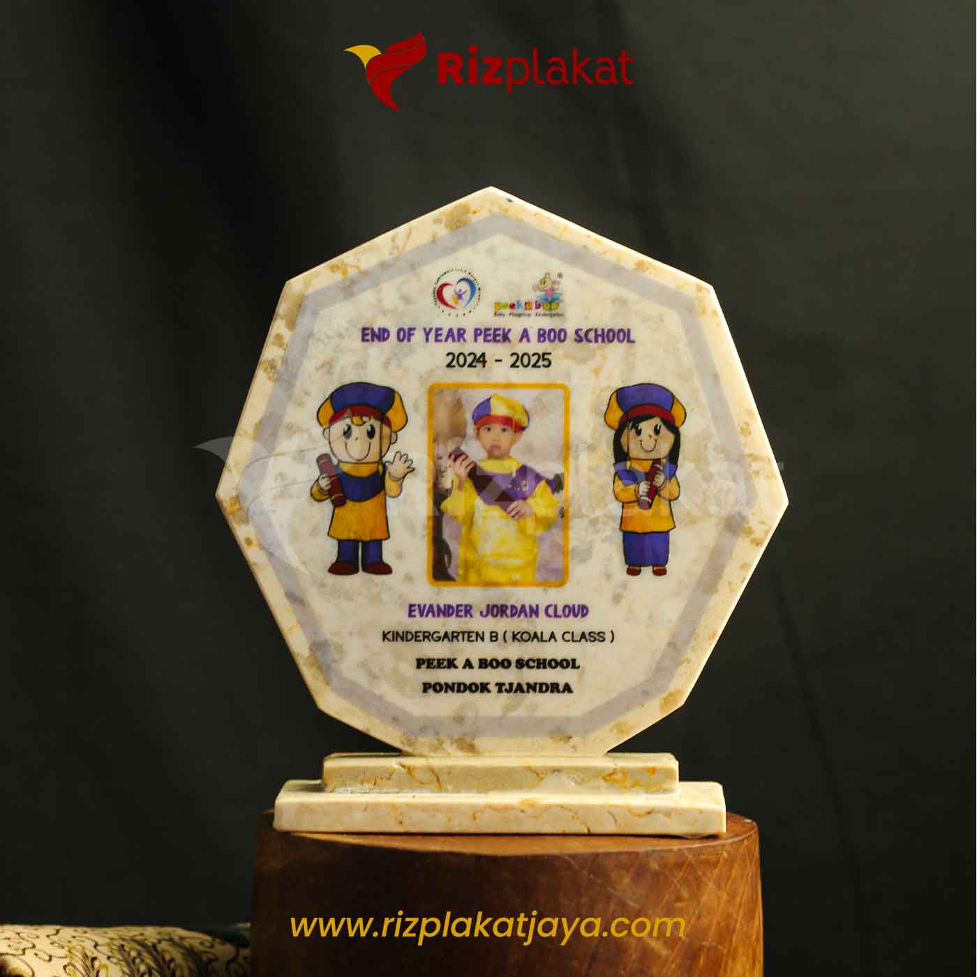 Plakat Wisuda Marmer Foto Custom – Kenang-kenangan Kelulusan Anak