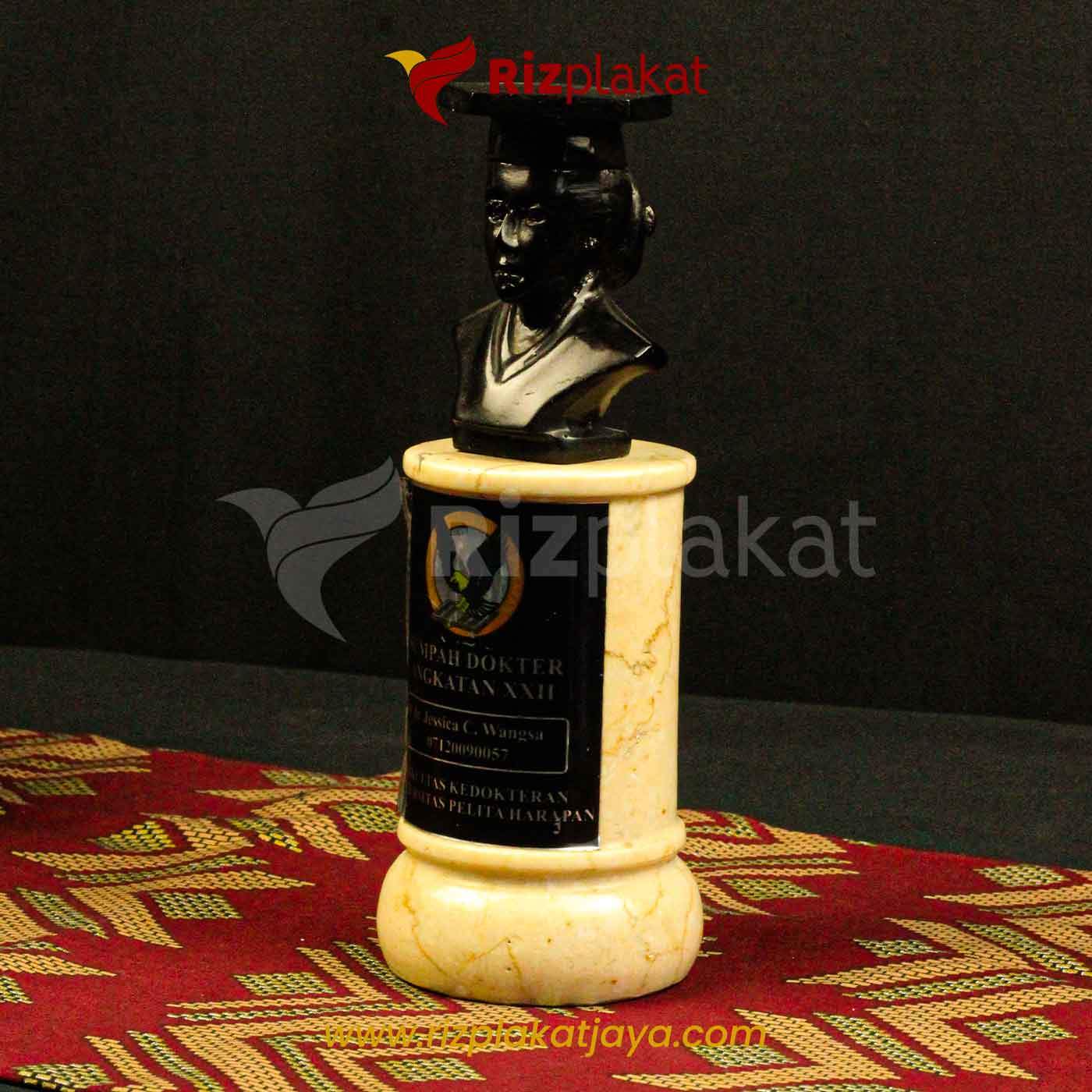 Plakat Wisuda Marmer Patung β Kenang-kenangan Kelulusan Berkelas