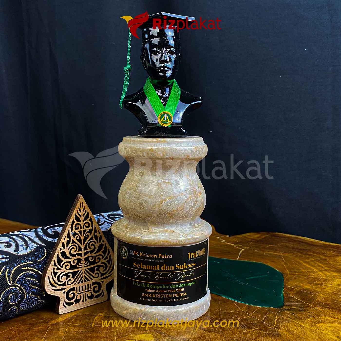 Plakat Wisuda Marmer Figur Medali β Kenang-kenangan Kelulusan Eksklusif